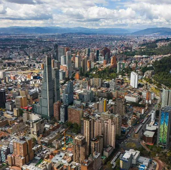 Salvan a mujer que intentó lanzarse de un edificio en Bogotá: llamada fue clave