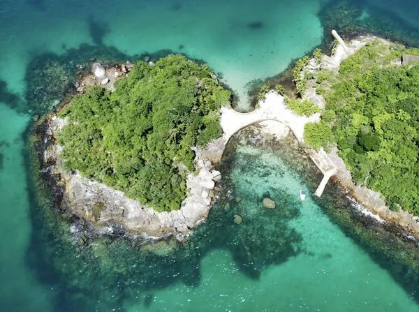 Angra dos Reis se destaca por sus islas cubiertas de vegetación, pequeñas playas y aguas de color turquesa.