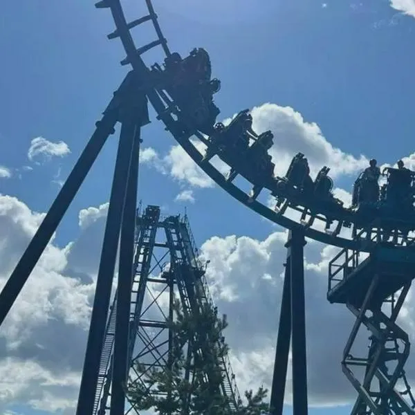 Inglaterra: 27 personas estuvieron atrapadas durante tres horas en montaña rusa