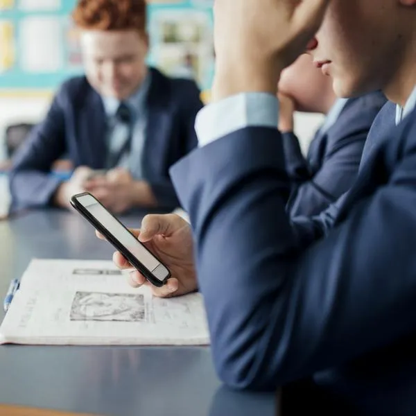 Prohibición de celulares en colegios de Bogotá está cerca: Alcaldía alista plan