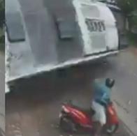 Video | Motociclista se salvó por poco de ser arrollado por un bus que terminó volcado en plena vía