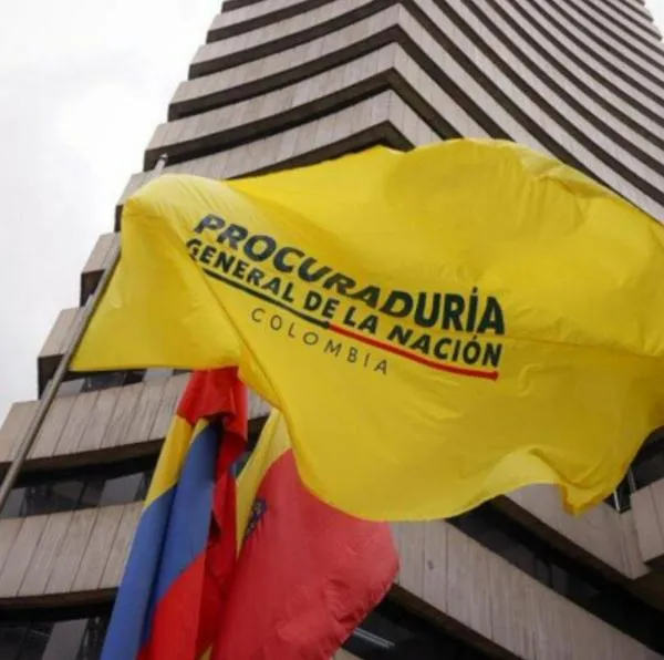 Investigan impacto de bala 9 mm en la ventana del piso 26 de la Procuraduría en Bogotá. La Fiscalía indaga si se trata de una bala perdida o intimidación.