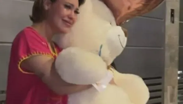 Así fue la sorpresa con osito dormilón incluido que recibió Ana del Castillo tras anunciar su embarazo