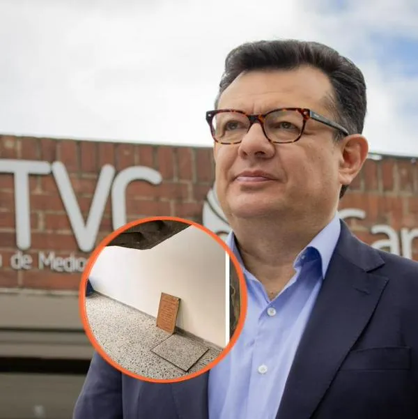 Hallaron tirada placa de agradecimiento al expresidente Álvaro Uribe debajo de unas escaleras en RTVC, mientras la de Petro ocupaba un lugar privilegiad