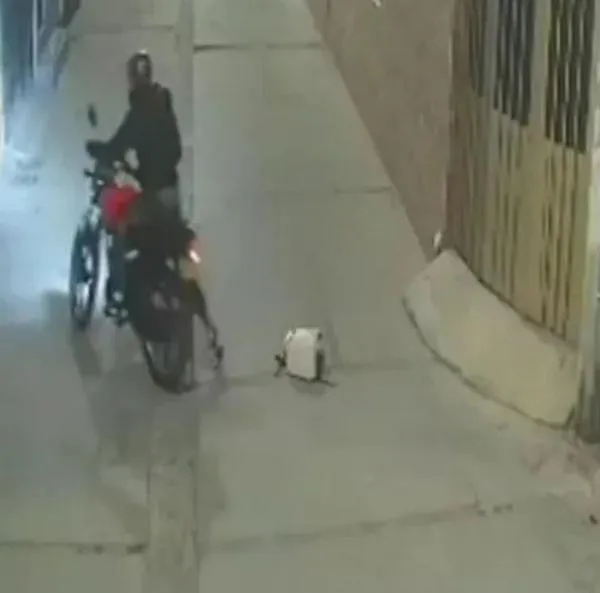Dos mujeres fueron asaltadas por ladrones en moto en el barrio Villa del Río, en Bosa. Un vecino disparó al aire para intentar detener el violento atraco.