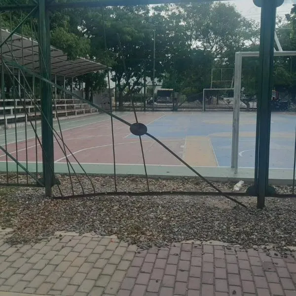 María Camila Sur, en Valledupar, denuncia oscuridad junto al humedal y deterioro de su parque
