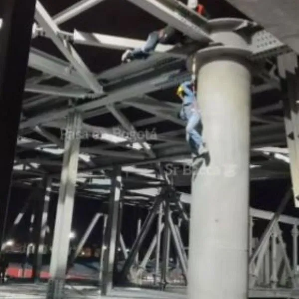 Momento en el que un trabajador queda colgando de un arnés en las obras del metro de Bogotá