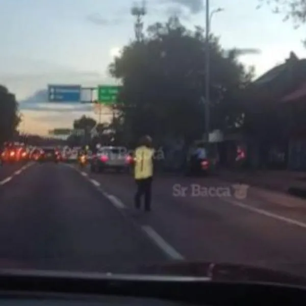 Momentos del tiroteo registrado en la avenida NQS de Bogotá, en el que un motociclista disparó a ladrones que intentaron robarle una maleta