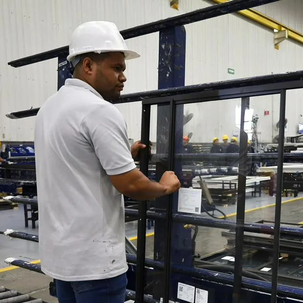 Entregan 500 ventanas a familias afectadas por el terremoto y anuncian más
