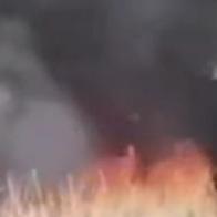 Un incendio desatado por quema de basuras en el barrio San Bernardino de Bosa genera una densa columna de humo. Bomberos atienden la emergencia. 