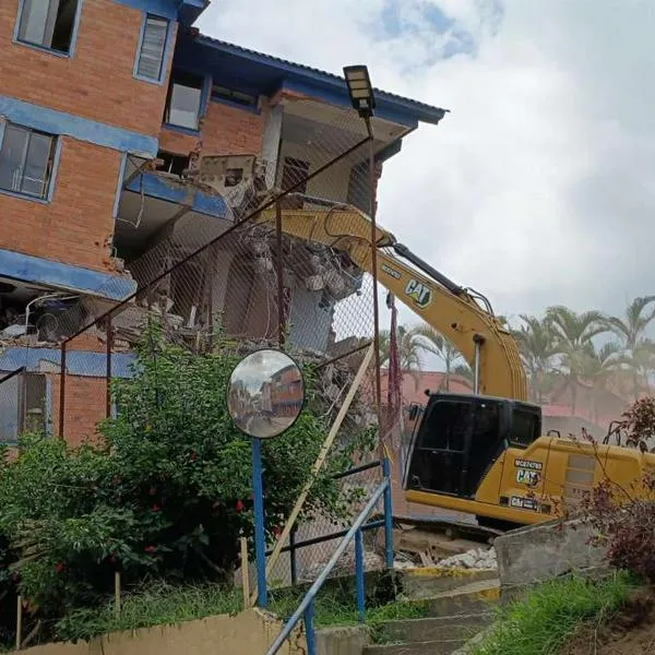 Periodista en Colombia reportó en vivo la demolición de su casa tras terremoto