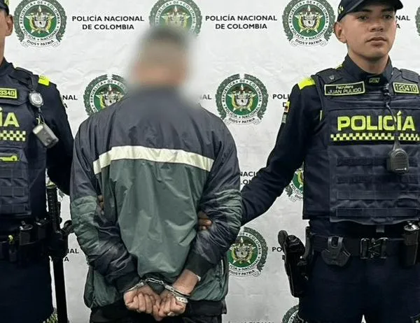 Un dron lo detectó y la Policía de Bogotá lo atrapó: capturado hombre con un revólver y marihuana 