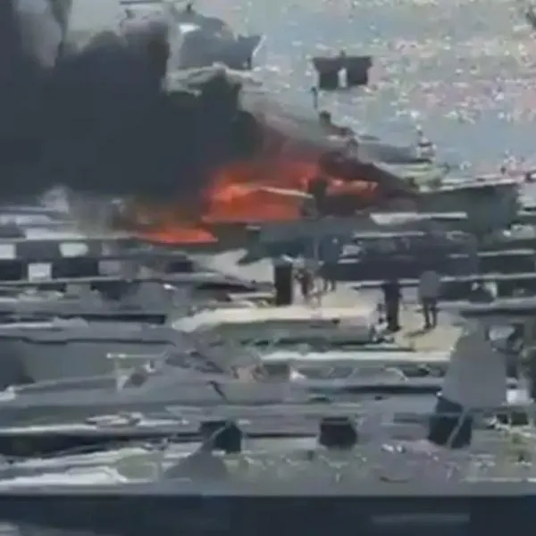 Incendio en muelle de Cartagena por embarcación que quedó en llamas
