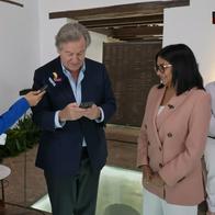Jaime Gilinski con Delcy Rodríguez en Venezuela