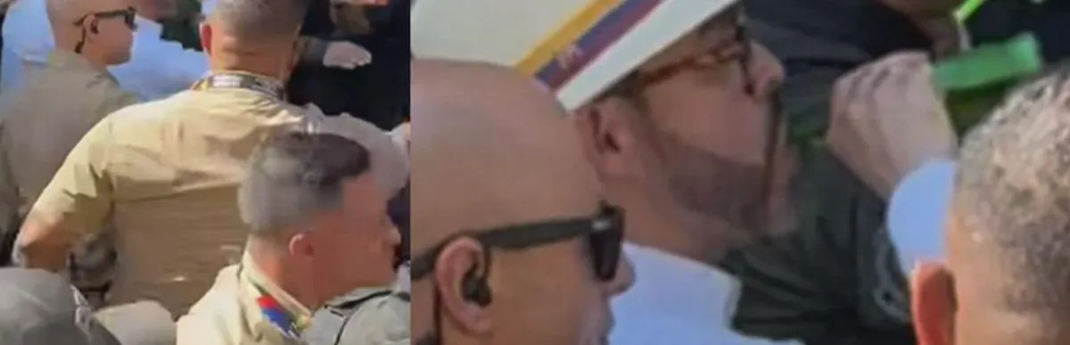Abelardo De la Espriella sintió el calor y se tomó una ‘fría’ que le brindaron a su llegada a Mompox (Bolívar)