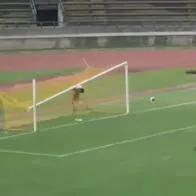 A arquero del FPC se le cayó el travesaño encima cuando iba a tapar un penal