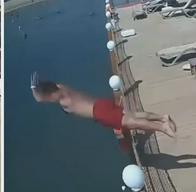 Hombre se lanzó de clavado a un muelle de solo 50 cm de profundidad y murió
