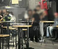 Encuentran a 47 niños y jóvenes departiendo en un bar que se ocultaba como sindicato 