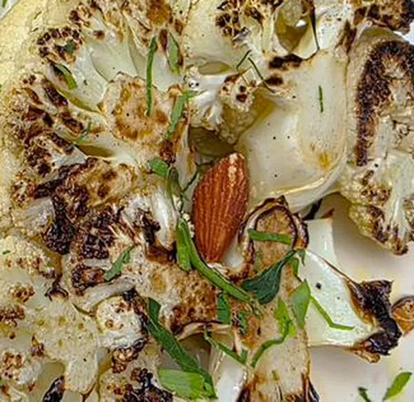 Coliflor asada con tahini: guarnición fácil y deliciosa