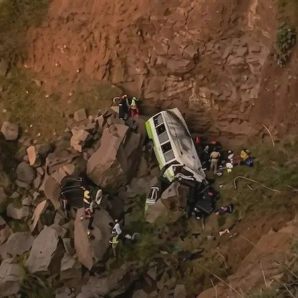 Bus escolar cayó por precipicio de 30 metros y hay al menos 21 muertos