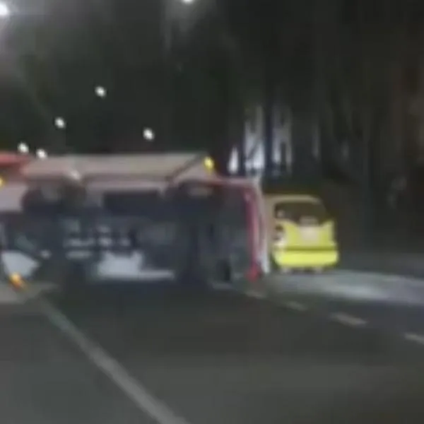 Una serie de accidentes viales con vehículos volcados y personas heridas en Kennedy, San Cristóbal y Fontibón dejó la movilidad colapsada en Bogotá.
