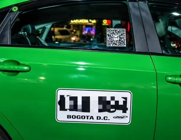 Secretaría de Movilidad continúa con la entrega de códigos QR para identificar los taxis que circulan en Bogotá  