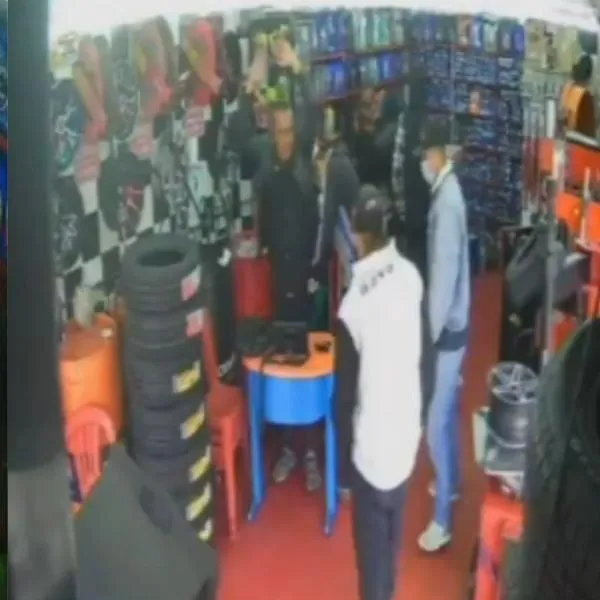 Bogotá: 5 hombres asaltaron negocio y se llevaron $15 millones en 24 segundos