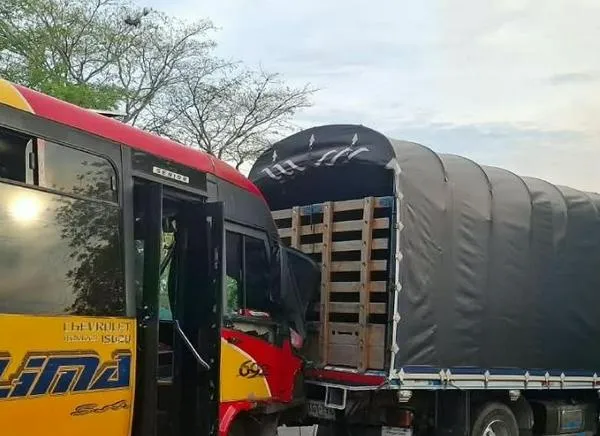 Fuerte choque involucró a un bus de Rápido Tolima en Ibagué