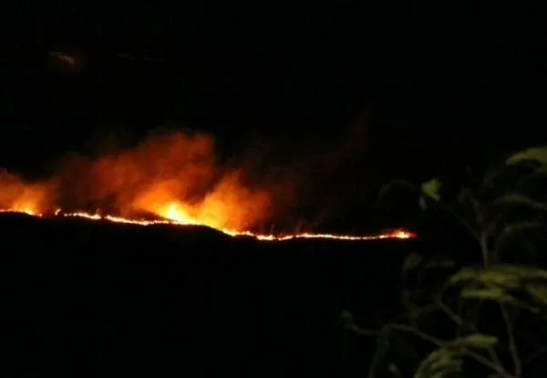 Incendio en zona montañosa en Yumbo continúa activo; habría al menos 120 hectáreas afectadas