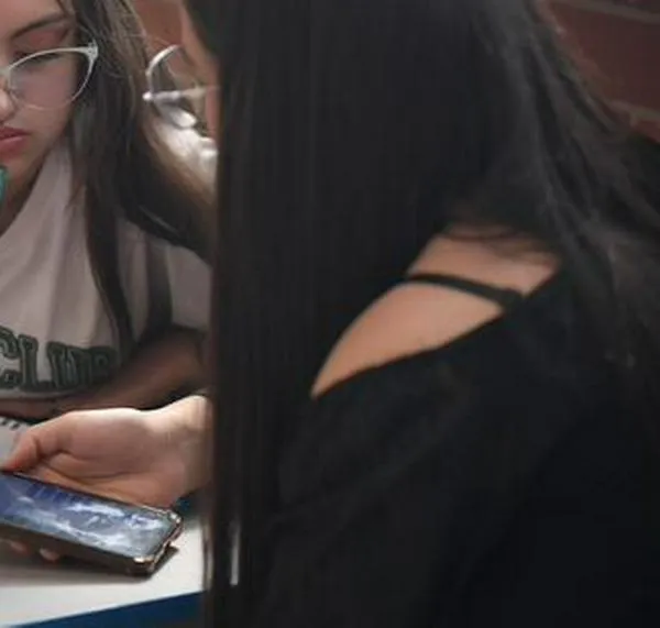En firme resolución que prohíbe el uso de celulares en colegios de Bogotá: ¿cómo funciona?