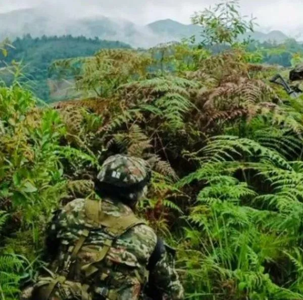 Un soldado muerto y dos heridos dejó un atentado con cilindros bomba en la vía Panamericana entre Cauca y Nariño. Hay cierre total en la zona.
