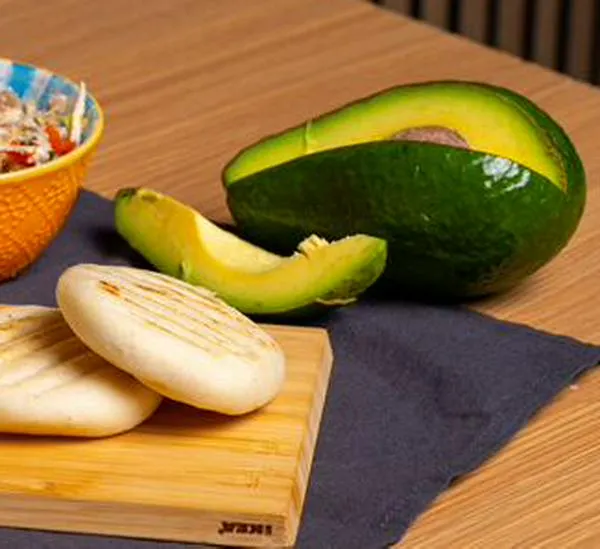 Almuerzo para llevar al trabajo: arepas de yuca con tilapia y ensalada de aguacate