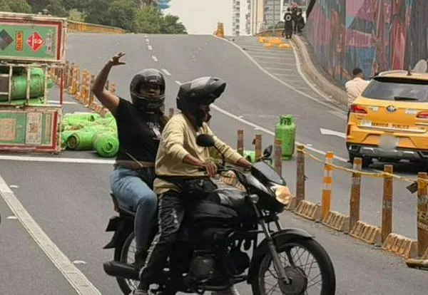 Atención: Vehículo con cilindros de gas se voltea en concurrida avenida de Cali
