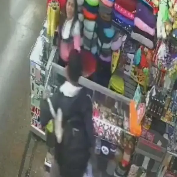 Momento del ataque contra una mujer en la Terminal Salitre de Bogotá