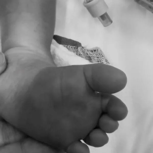 Dekko, cantante colombiano, vive duelo por muerte de su bebé de 4 días de nacido