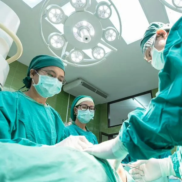 Falsos cirujanos plásticos habrían operado a cientos de mujeres en Bogotá