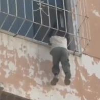 Menor de 5 años quedó atrapado en balcón de un sexto piso