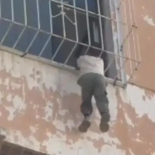 Menor de 5 años quedó atrapado en balcón de un sexto piso