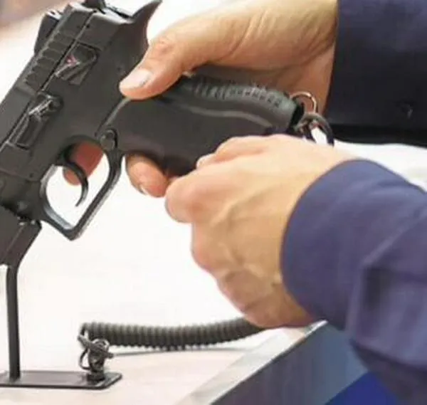 Los impactos y los riesgos de levantar la suspensión de porte de armas en el país