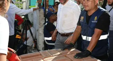 Corregimiento de La Buitrera recibe kits de materiales de construcción tras el sismo