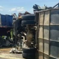 Así quedó la ruta escolar en la que iban 27 estudiantes y se volcó en Sucre. Hubo dos fallecidos