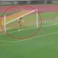 Arquero al que se le cayó el travesaño encima