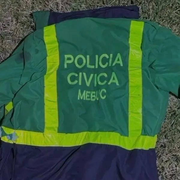 Chaleco que llevaba el falso policía que fue capturado en Bogotá