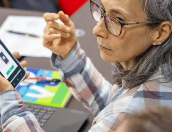 Más mujeres en Bogotá prefieren WhatsApp para comunicarse con la Línea Púrpura Distrital 