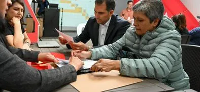 Familias de Bosa firman promesas de compraventa gracias a la Caja de la Vivienda Popular de Bogotá 