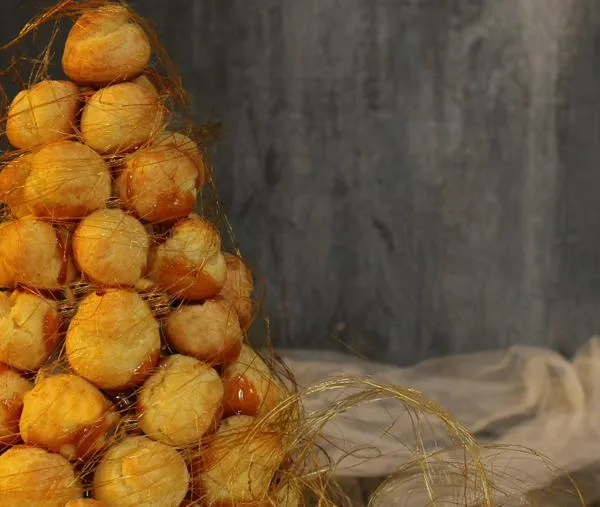 Torre de profiteroles rellenos de arequipe paso a paso
