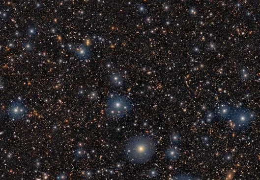 Esta es la imagen de una de las formaciones más lejanas, extremas y densas del universo
