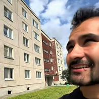 Colombiano mostrando un barrio en Rusia que considera muy parecido a la Supermanzana 7 de Kennedy, en Bogotá