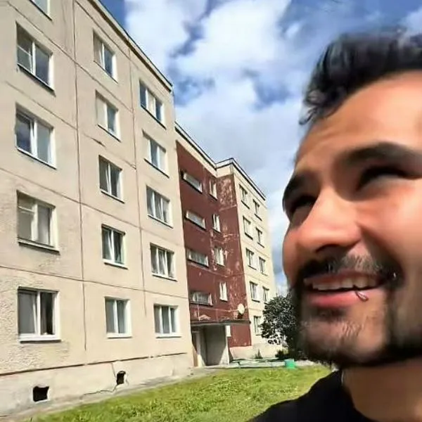 Colombiano mostrando un barrio en Rusia que considera muy parecido a la Supermanzana 7 de Kennedy, en Bogotá