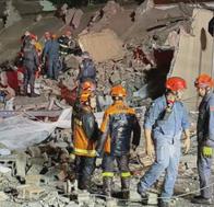 Edificio en construcción se derrumbó sobre una vivienda: dos mujeres murieron